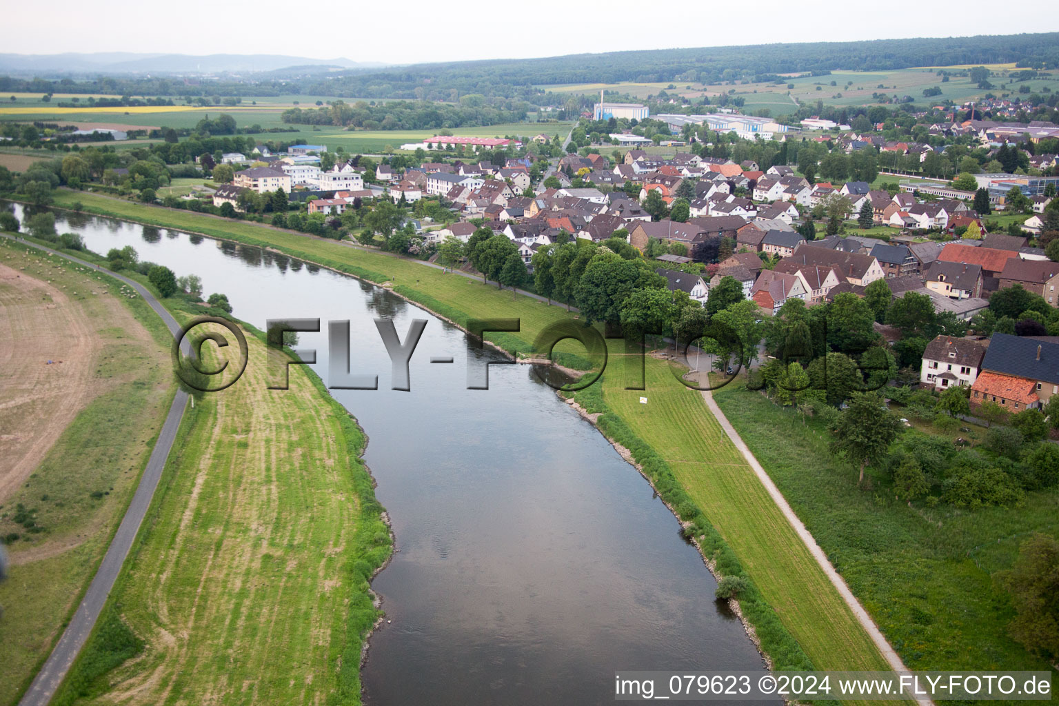 Vue aérienne de Zones riveraines de la Weser dans le district de Wehrden à Boffzen dans le département Basse-Saxe, Allemagne