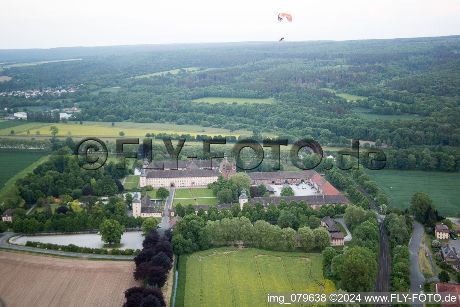 Vue aérienne de Château de Corvey à Höxter dans le département Rhénanie du Nord-Westphalie, Allemagne