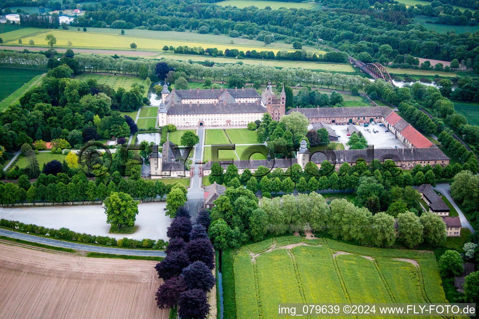 Vue aérienne de Ensemble immobilier du château/monastère de Corvey (patrimoine mondial de l'UNESCO) - Rhénanie du Nord-Westphalie à Höxter dans le département Rhénanie du Nord-Westphalie, Allemagne