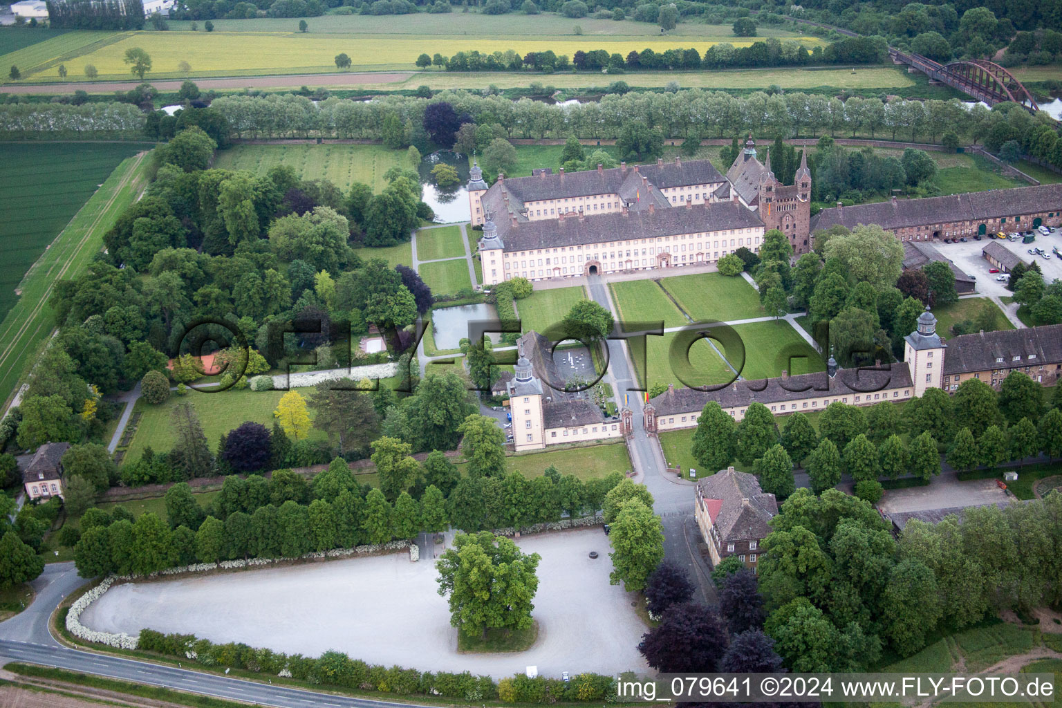 Vue aérienne de Château de Corvey à Höxter dans le département Rhénanie du Nord-Westphalie, Allemagne