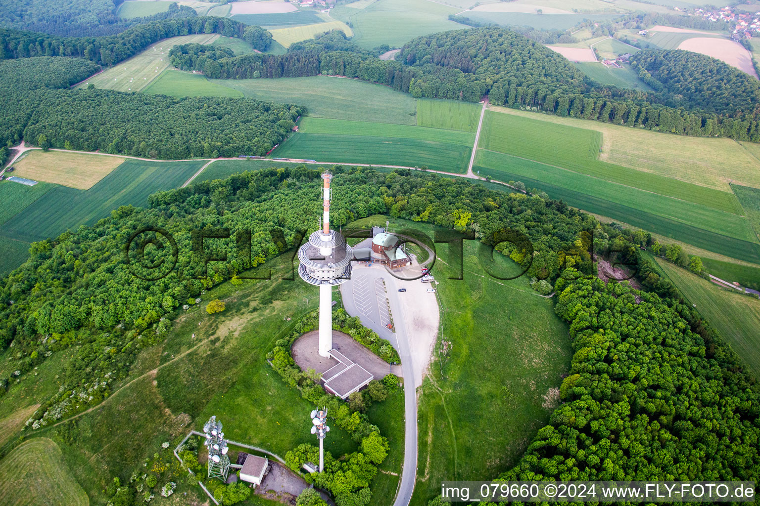 Vue aérienne de Tour radio et système émetteur au sommet de la chaîne de montagnes Köterberg à le quartier Köterberg in Lügde dans le département Rhénanie du Nord-Westphalie, Allemagne