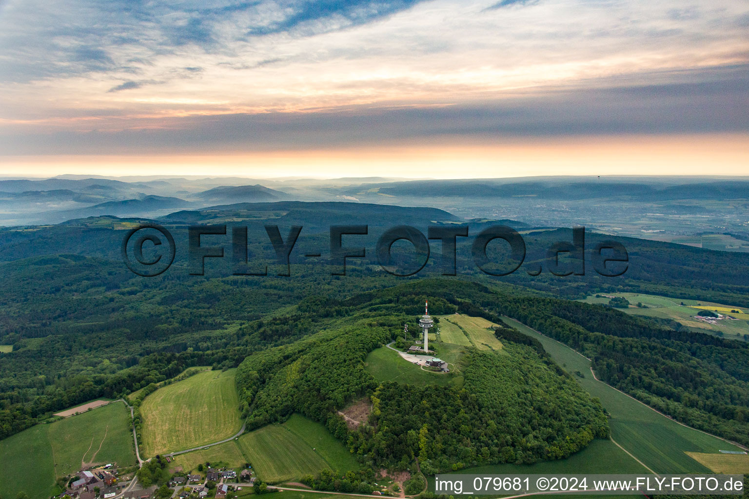 Vue aérienne de Tour de télécommunications sur le Köterberg au coucher du soleil à Polle dans le département Basse-Saxe, Allemagne