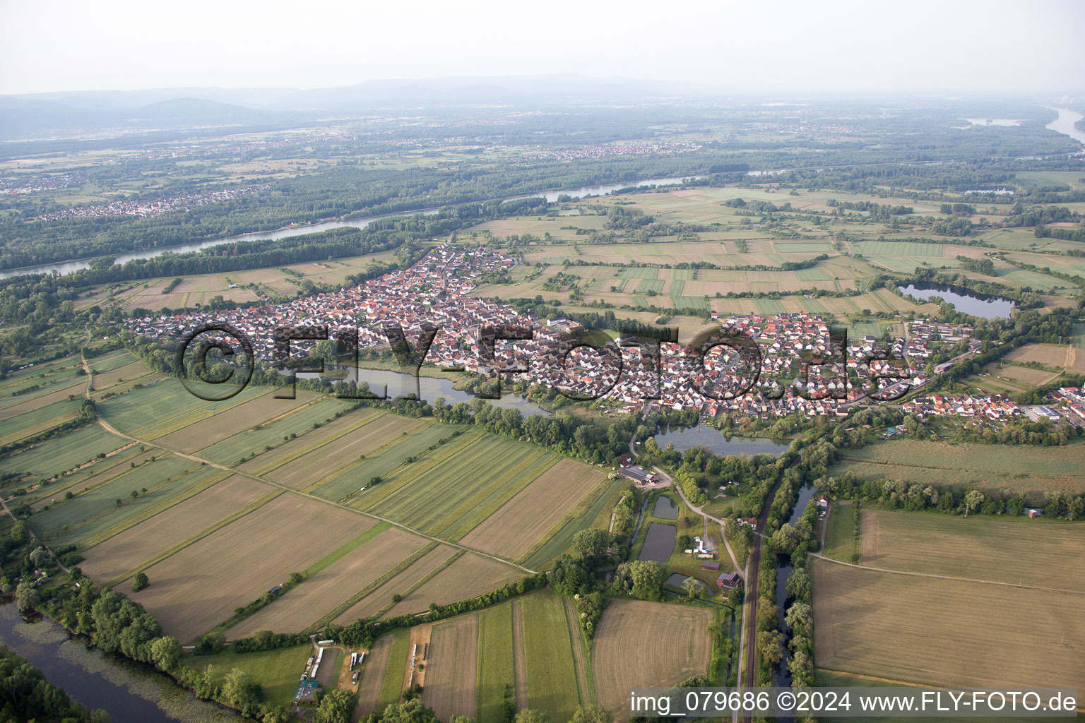 Vue aérienne de Neuburg dans le département Rhénanie-Palatinat, Allemagne