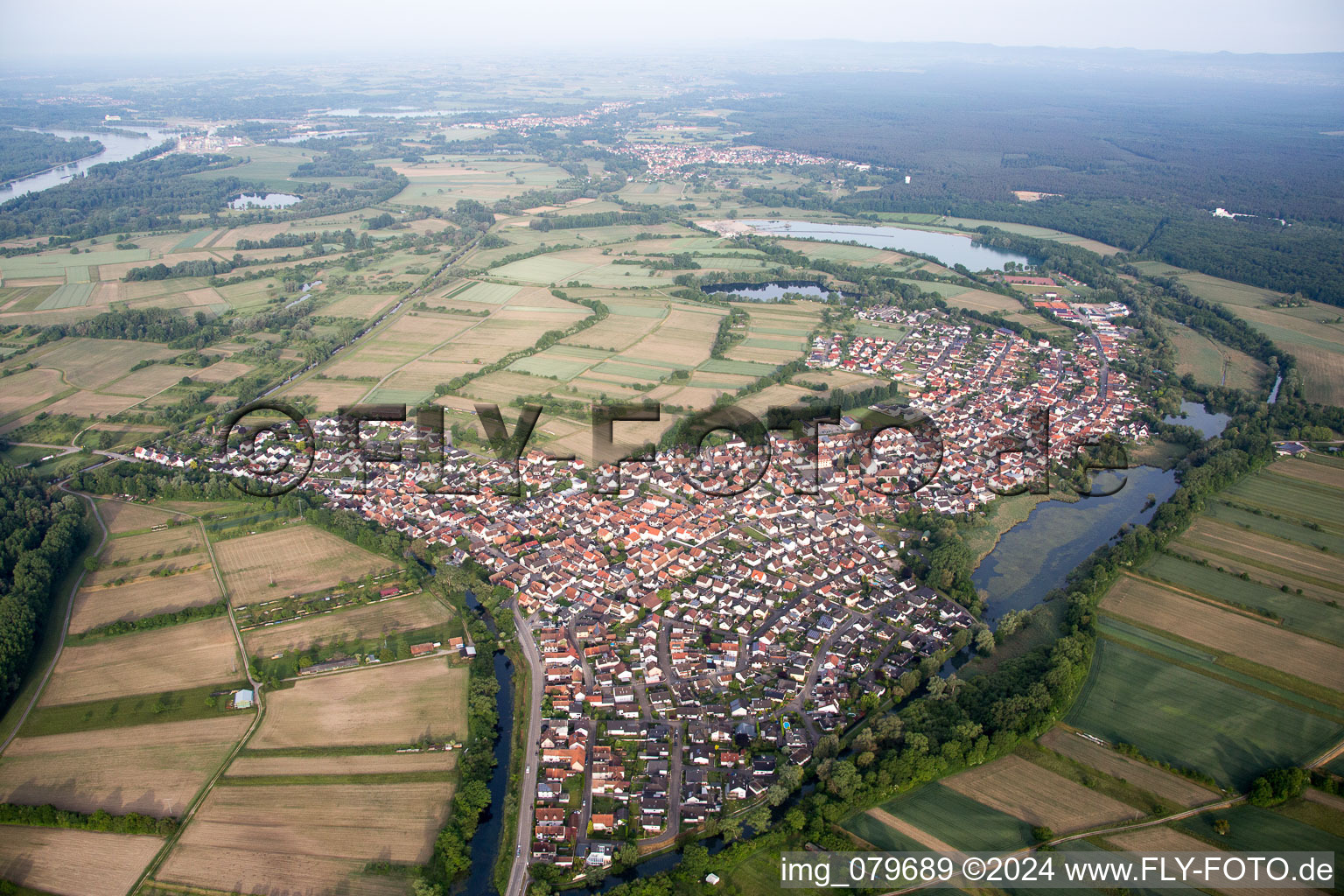 Quartier Neuburg in Neuburg am Rhein dans le département Rhénanie-Palatinat, Allemagne d'en haut