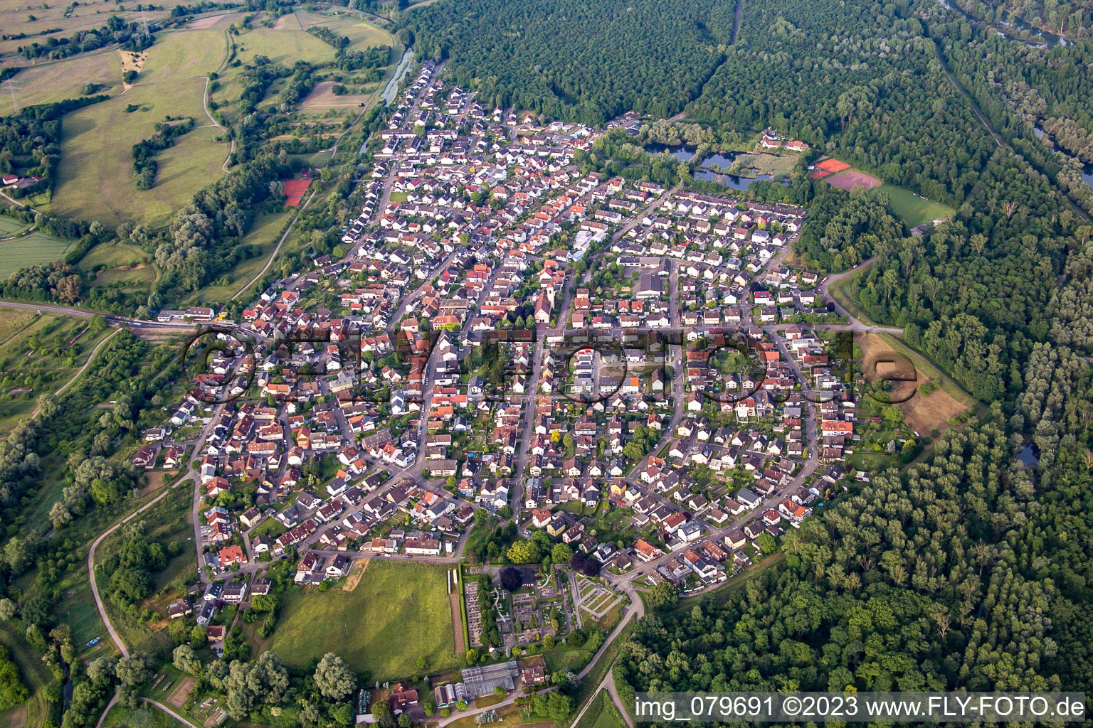 Vue aérienne de Du nord à le quartier Neuburgweier in Rheinstetten dans le département Bade-Wurtemberg, Allemagne