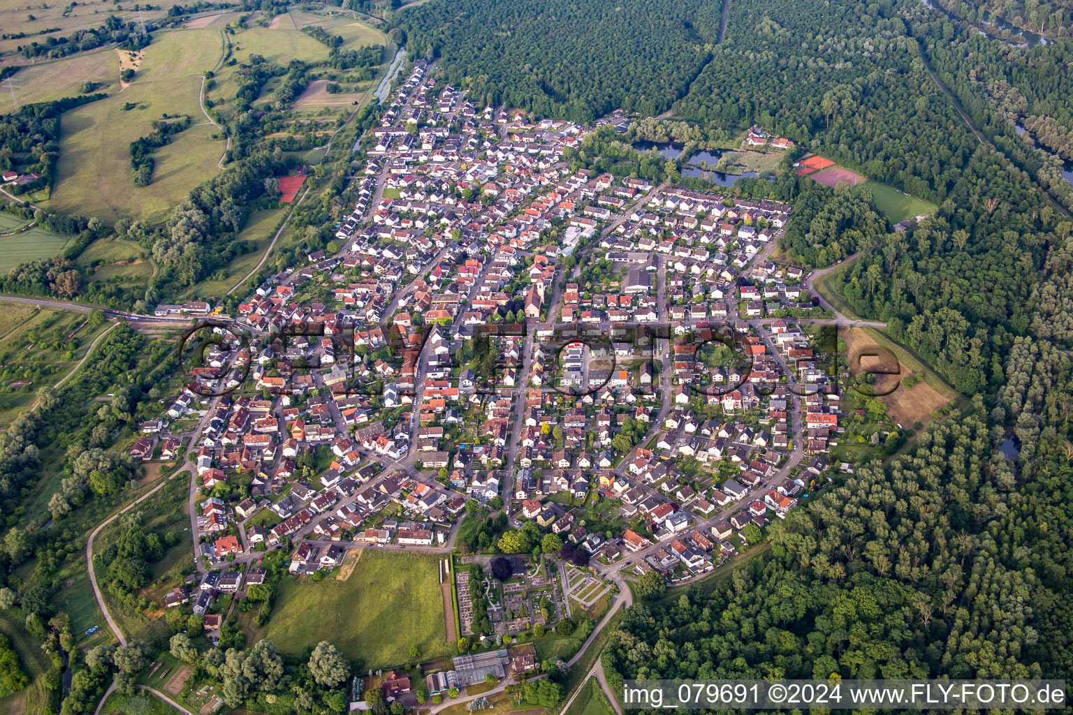 Vue aérienne de Du nord à le quartier Neuburgweier in Rheinstetten dans le département Bade-Wurtemberg, Allemagne