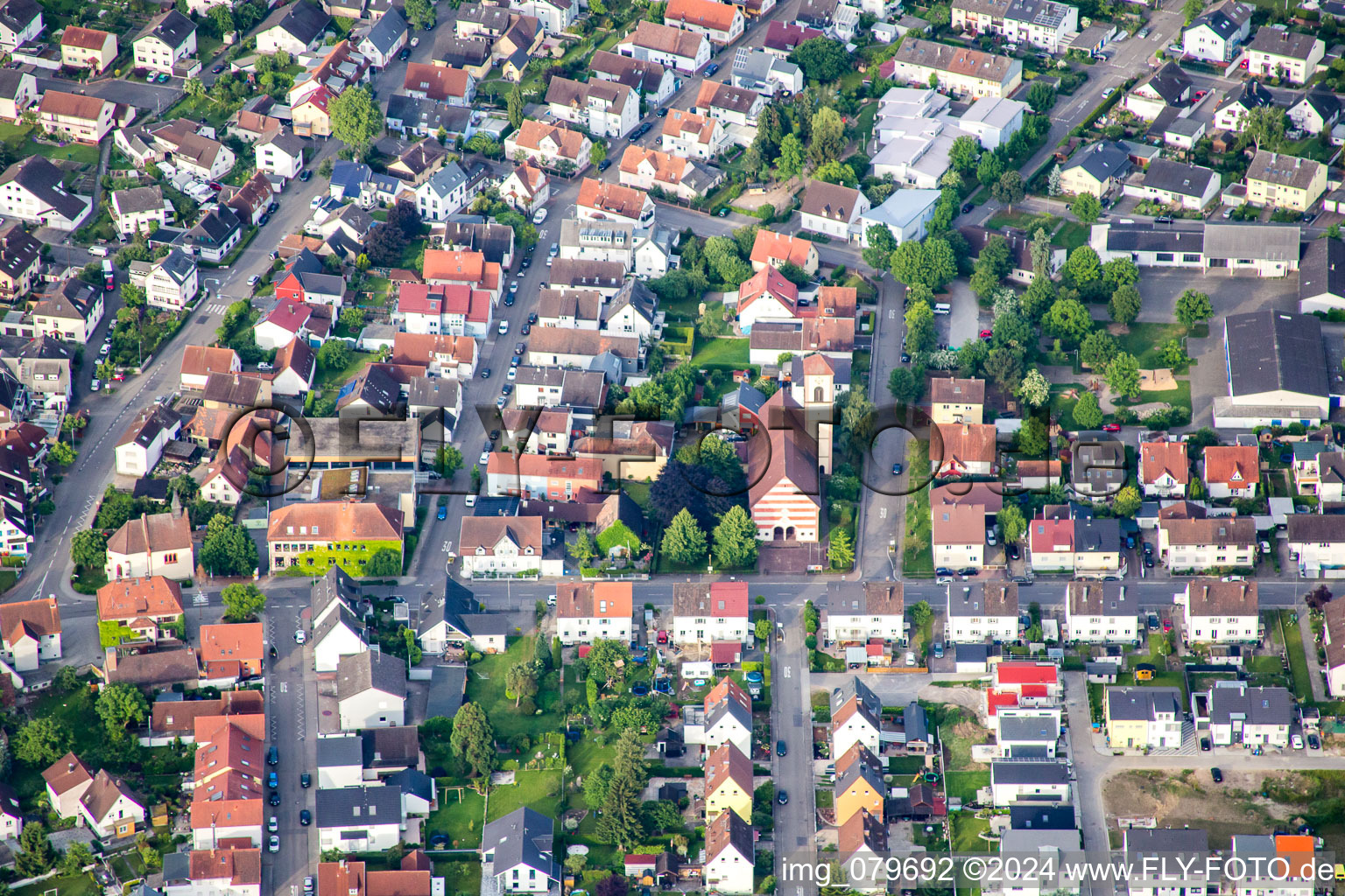 Vue aérienne de Église Sainte-Ursule à le quartier Neuburgweier in Rheinstetten dans le département Bade-Wurtemberg, Allemagne