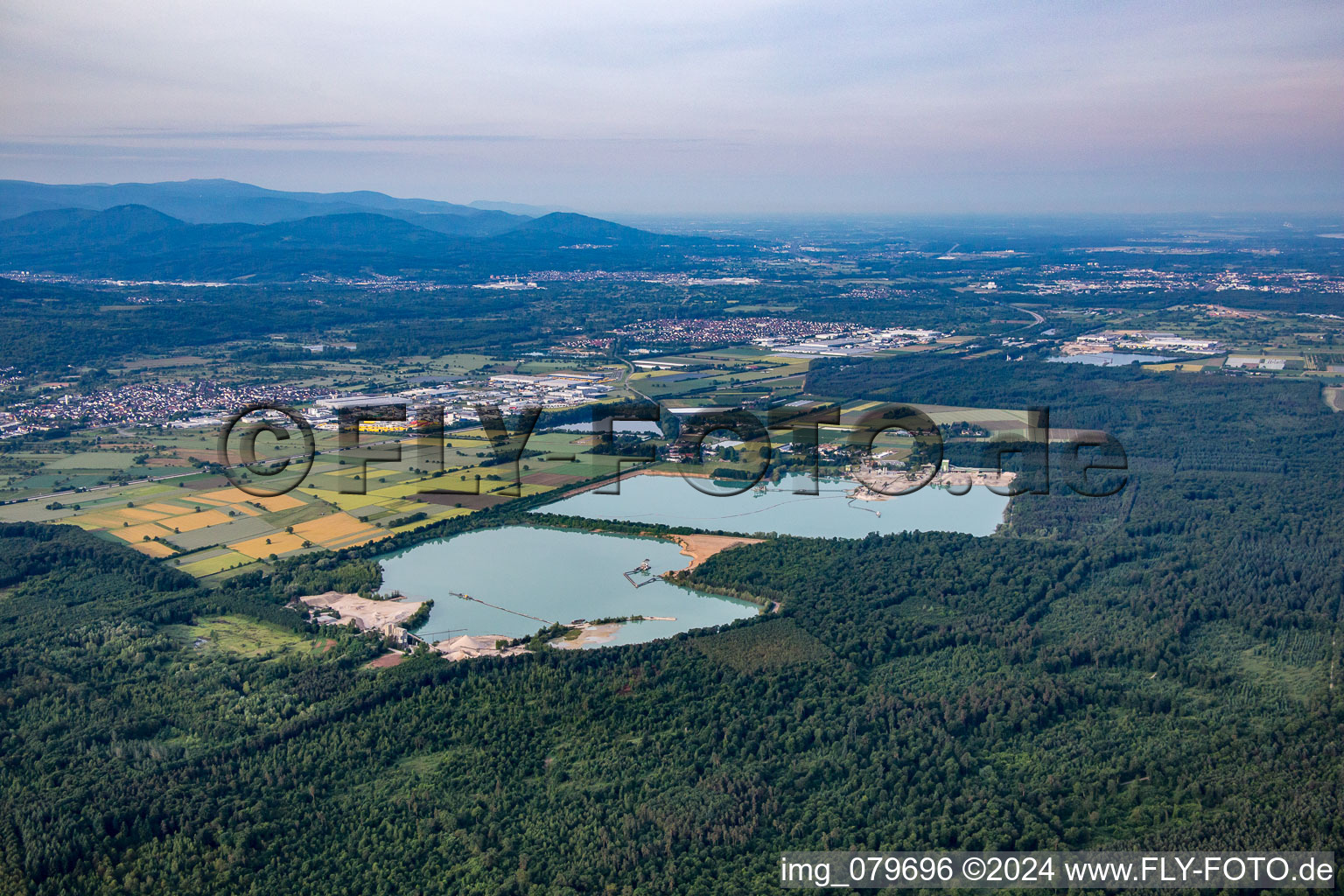 Vue aérienne de Gravière, étangs de carrière du nord-ouest à Malsch dans le département Bade-Wurtemberg, Allemagne