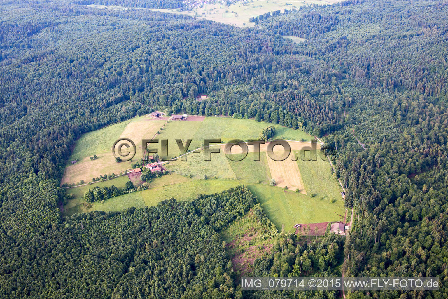 Vue aérienne de Bernbach à Marxzell dans le département Bade-Wurtemberg, Allemagne