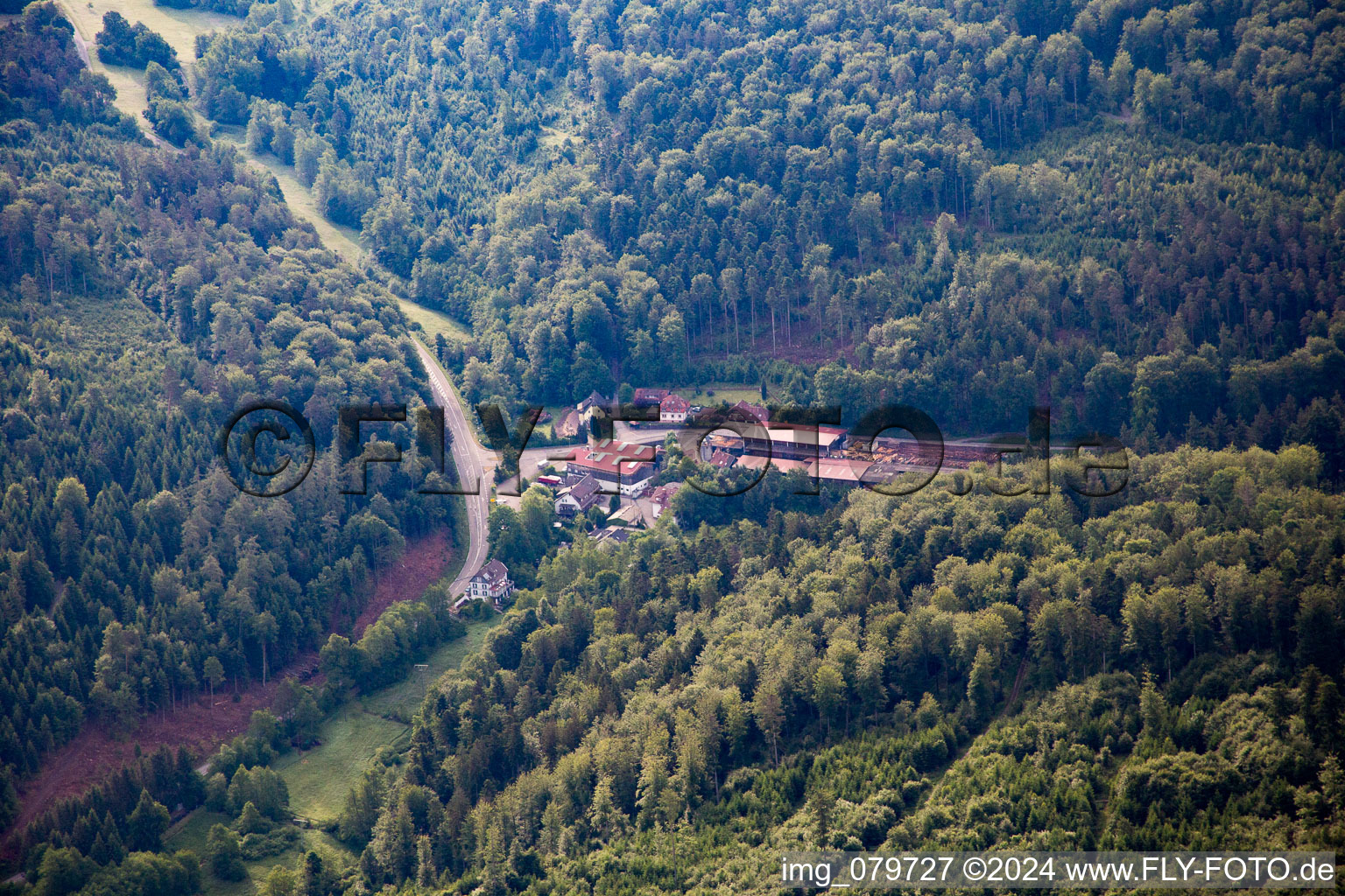 Vue aérienne de Straubenhardt, scierie Heinrich Jäck GmbH dans le Holzbachtal à le quartier Schielberg in Marxzell dans le département Bade-Wurtemberg, Allemagne