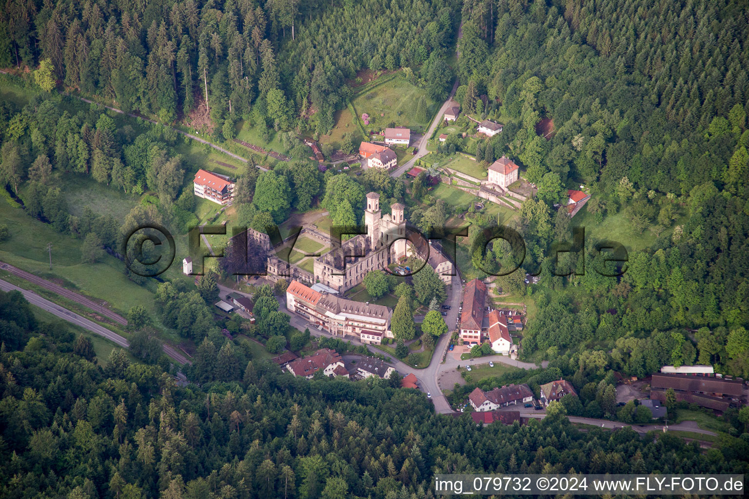 Vue aérienne de Ensemble immobilier des ruines du monastère dans le quartier de Frauenalb à le quartier Schielberg in Marxzell dans le département Bade-Wurtemberg, Allemagne