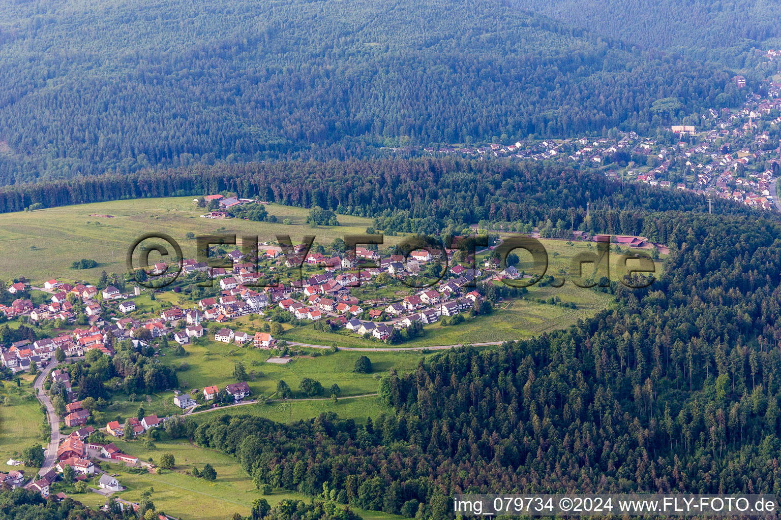 Vue aérienne de Champs agricoles et surfaces utilisables à le quartier Rotensol in Bad Herrenalb dans le département Bade-Wurtemberg, Allemagne