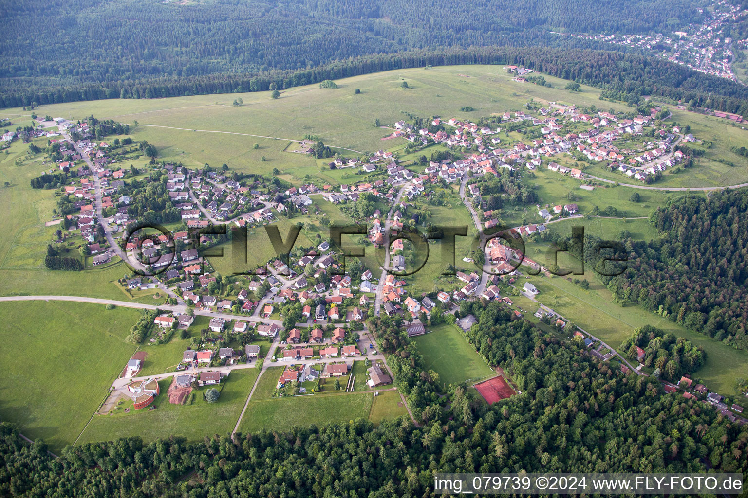 Vue aérienne de Walsdseestr à le quartier Rotensol in Bad Herrenalb dans le département Bade-Wurtemberg, Allemagne