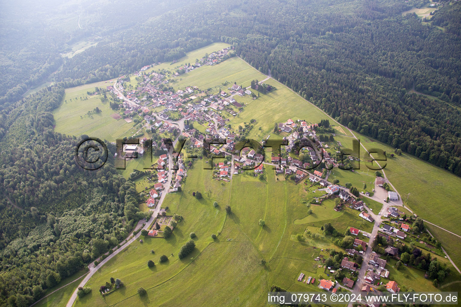 Vue aérienne de Neuenburgerstr à le quartier Neusatz in Bad Herrenalb dans le département Bade-Wurtemberg, Allemagne