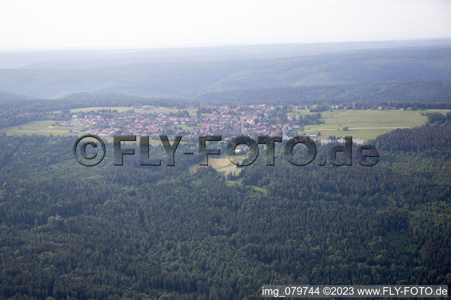 Vue aérienne de Dobel dans le département Bade-Wurtemberg, Allemagne