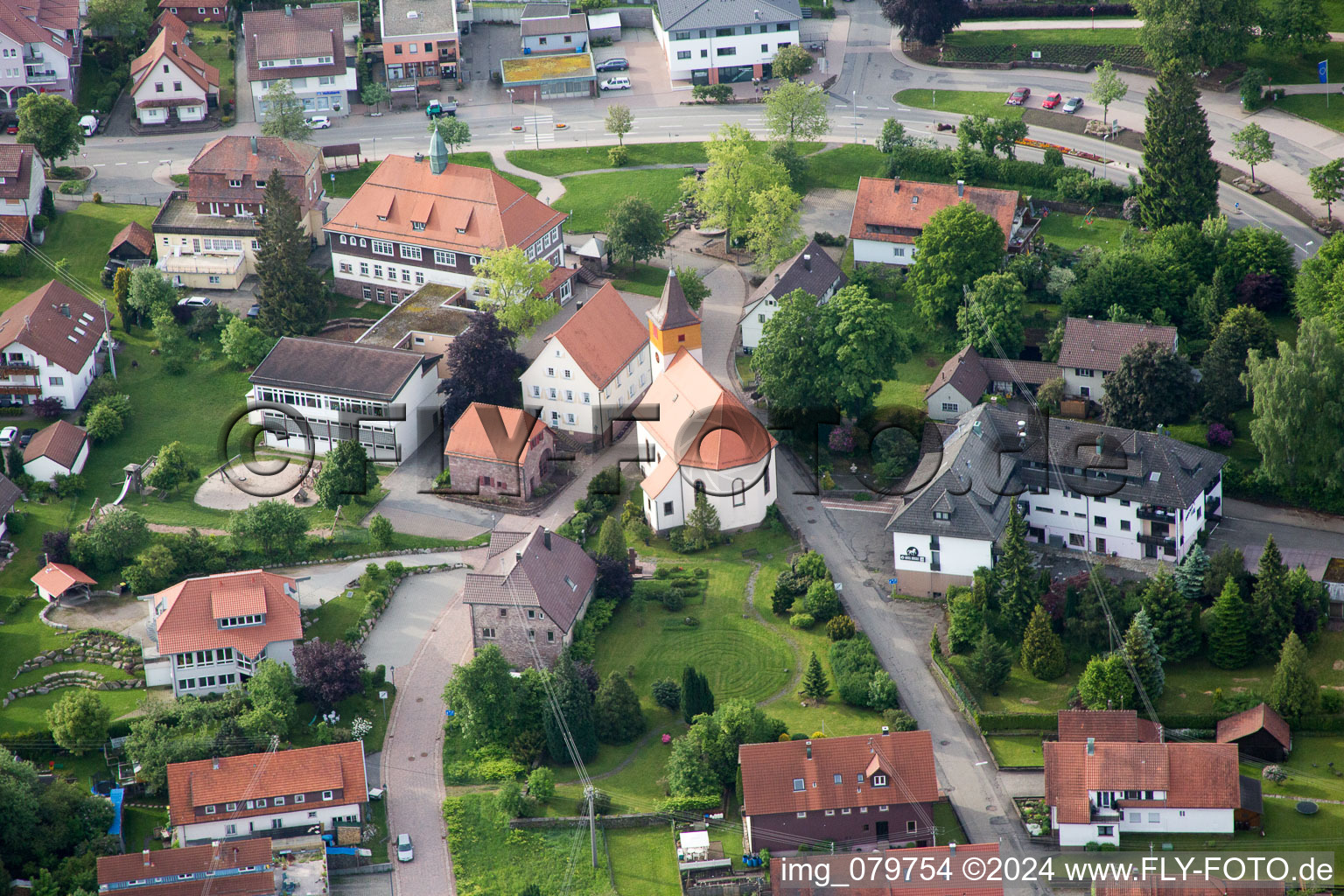 Vue aérienne de Vue sur le village à Dobel dans le département Bade-Wurtemberg, Allemagne