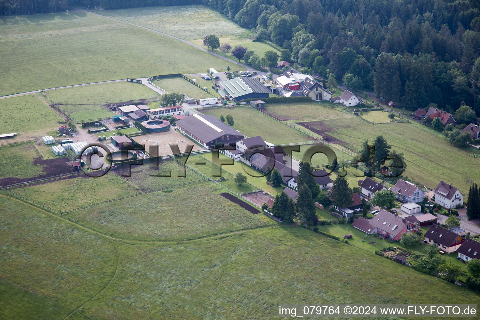 Dobel dans le département Bade-Wurtemberg, Allemagne du point de vue du drone