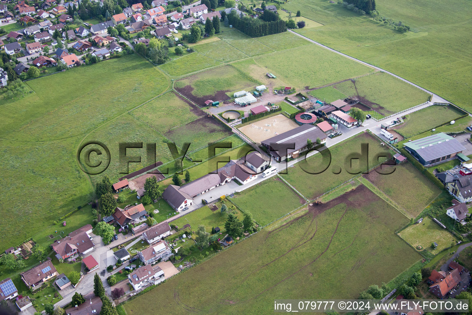 Vue d'oiseau de Goujon Dobel à Dobel dans le département Bade-Wurtemberg, Allemagne