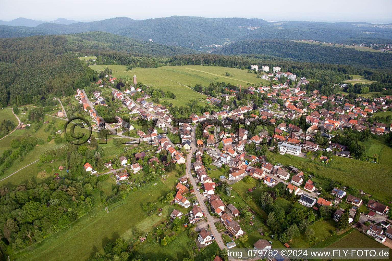 Vue aérienne de Champs agricoles et surfaces utilisables à Dobel dans le département Bade-Wurtemberg, Allemagne