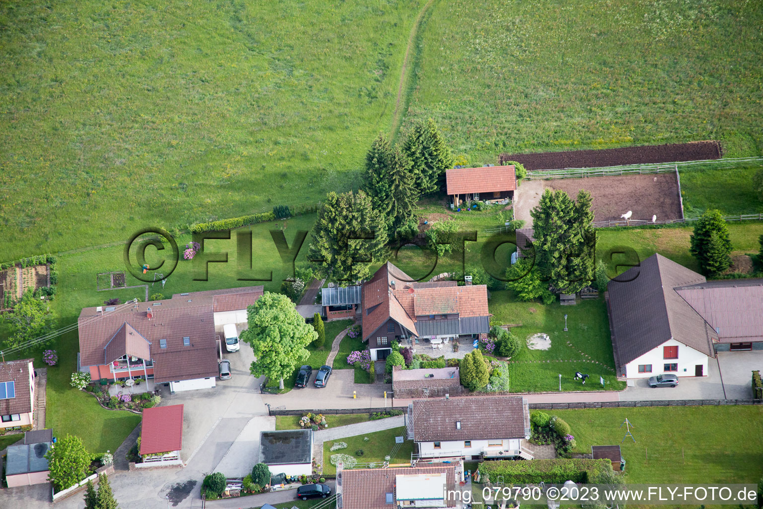 Goujon Dobel à Dobel dans le département Bade-Wurtemberg, Allemagne du point de vue du drone