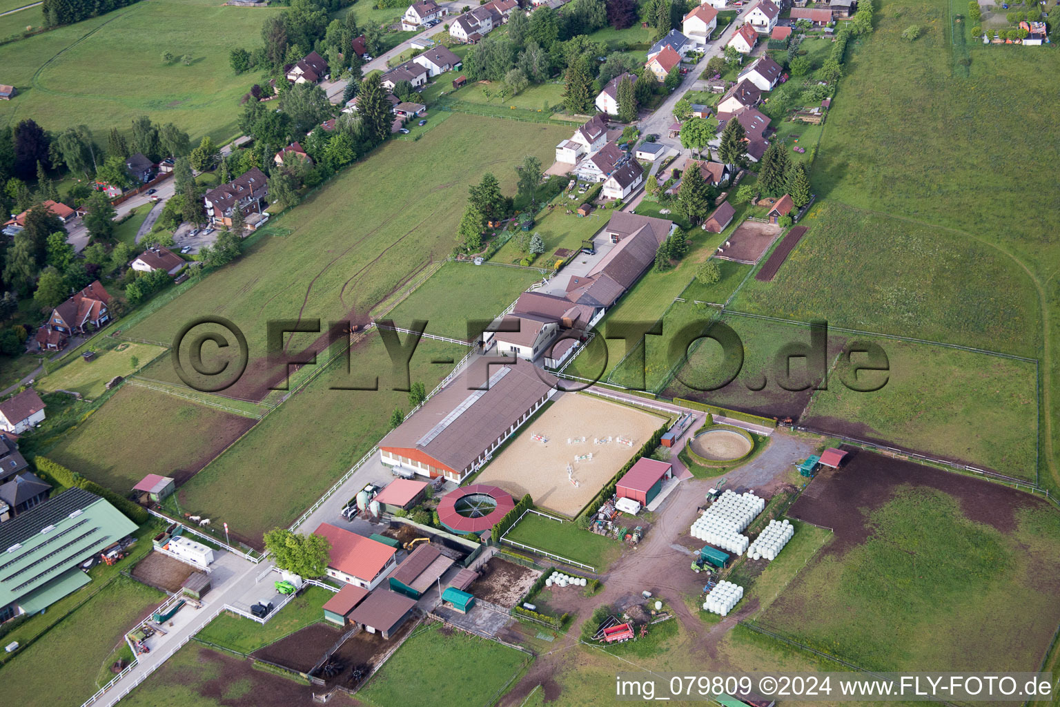 Goujon Dobel à Dobel dans le département Bade-Wurtemberg, Allemagne depuis l'avion