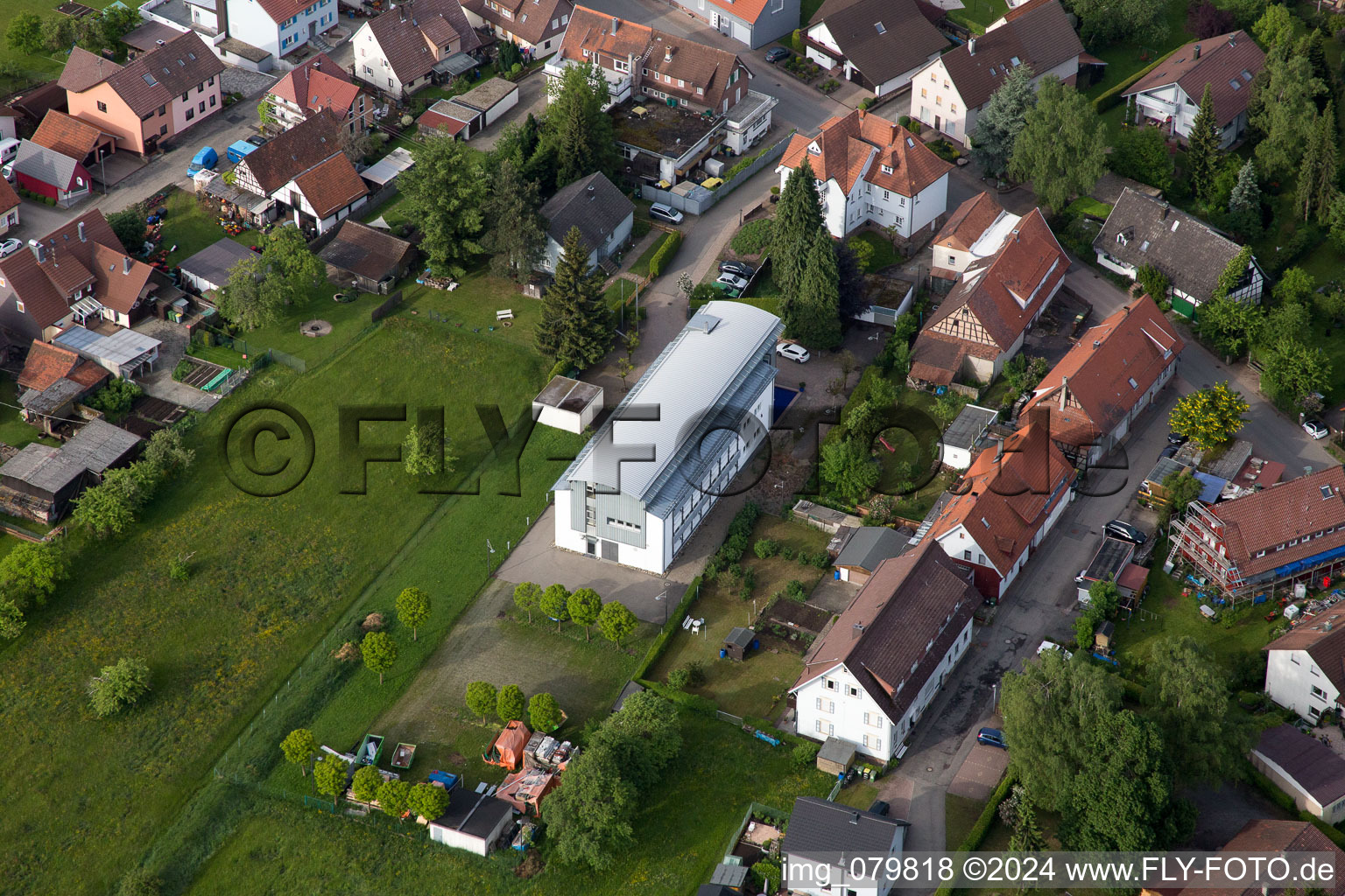 Vue aérienne de Locaux de l'usine de bijoux Micha Bunz à Dobel dans le département Bade-Wurtemberg, Allemagne