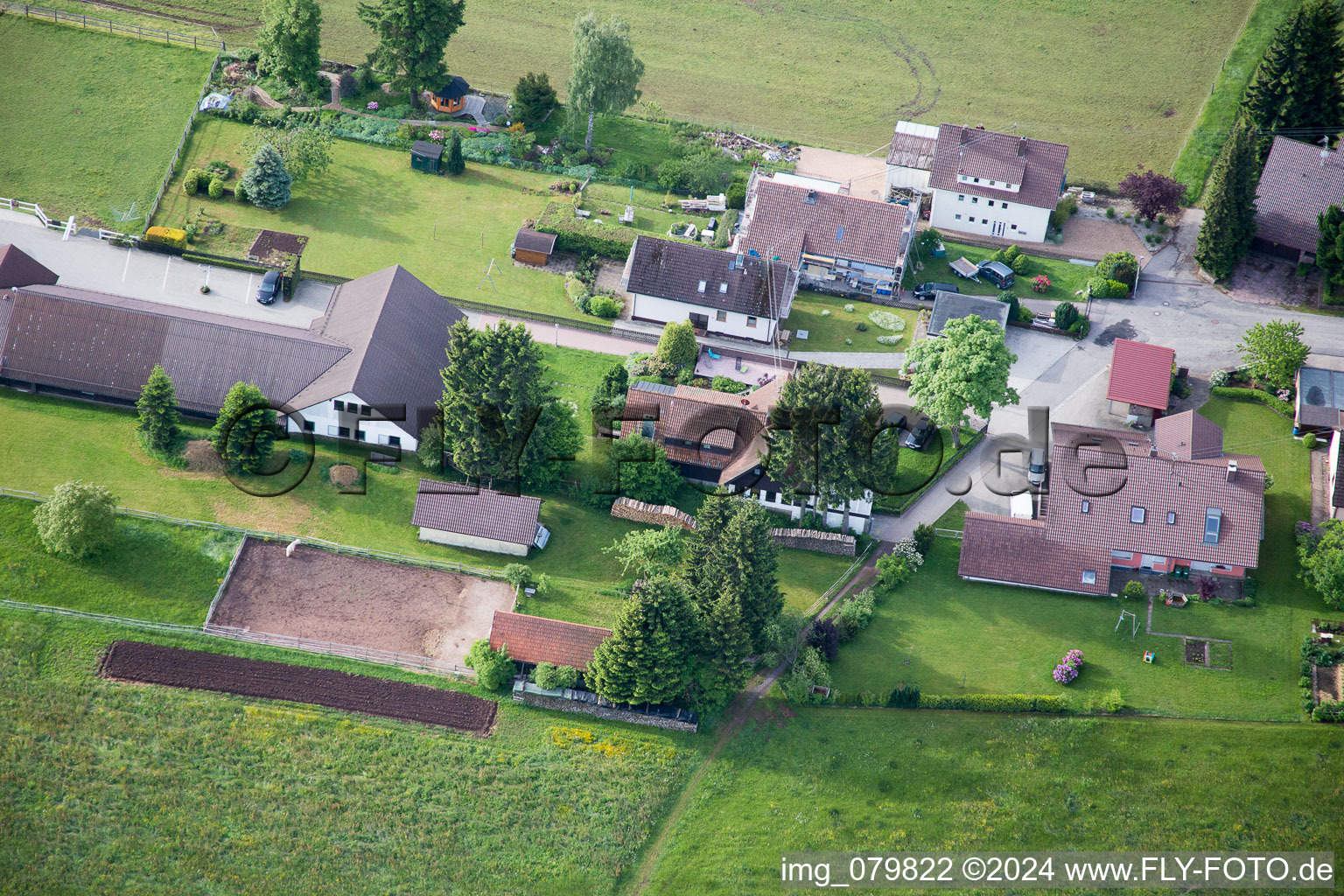 Goujon Dobel à Dobel dans le département Bade-Wurtemberg, Allemagne vu d'un drone