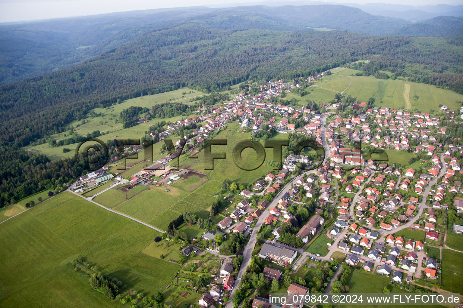 Vue aérienne de Champs agricoles et surfaces utilisables à Dobel dans le département Bade-Wurtemberg, Allemagne