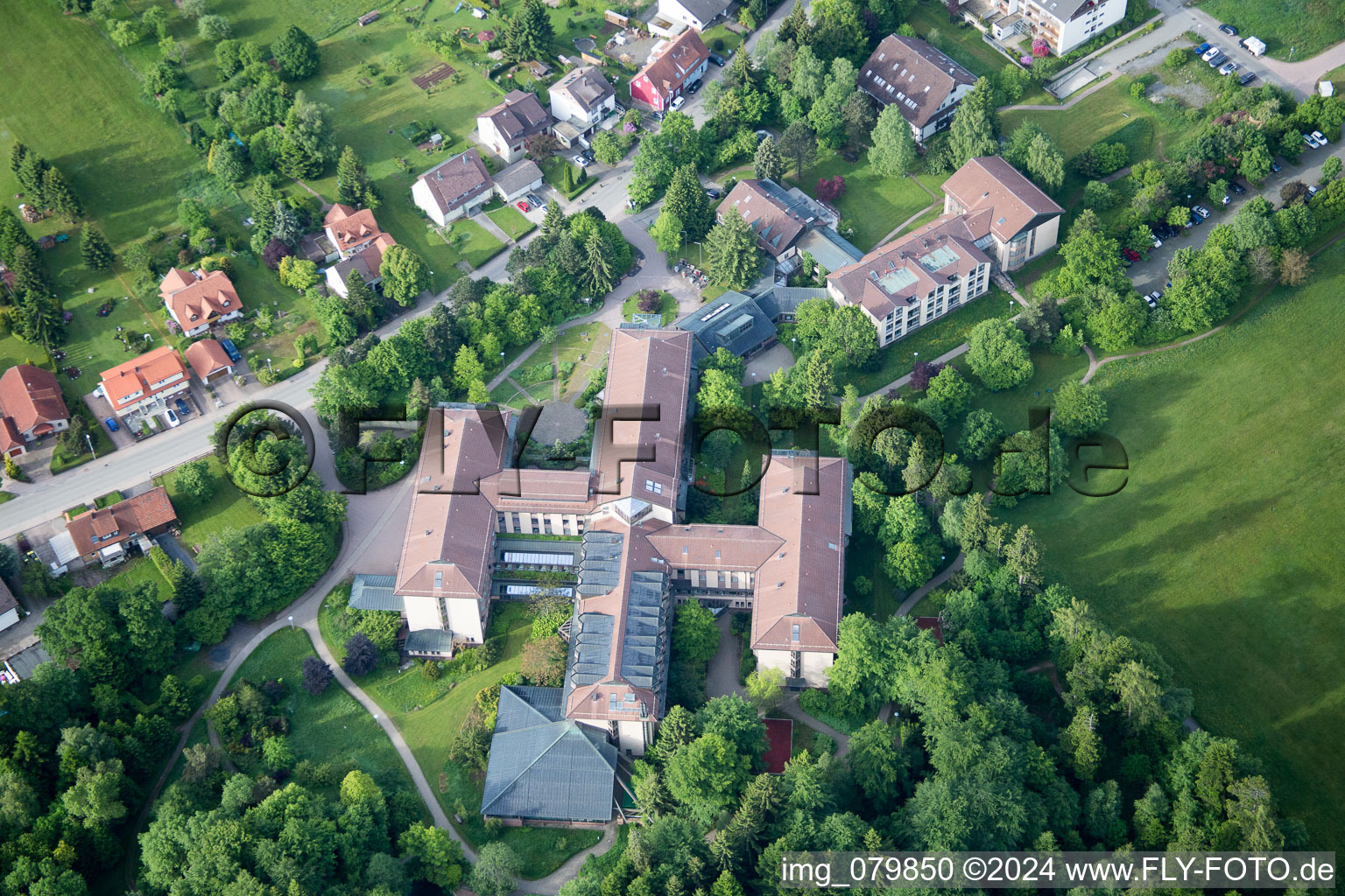 Vue aérienne de Site clinique du centre de rééducation de la clinique de rééducation ACURA Waldklinik Dobel dans la station climatique Dobel à Dobel dans le département Bade-Wurtemberg, Allemagne