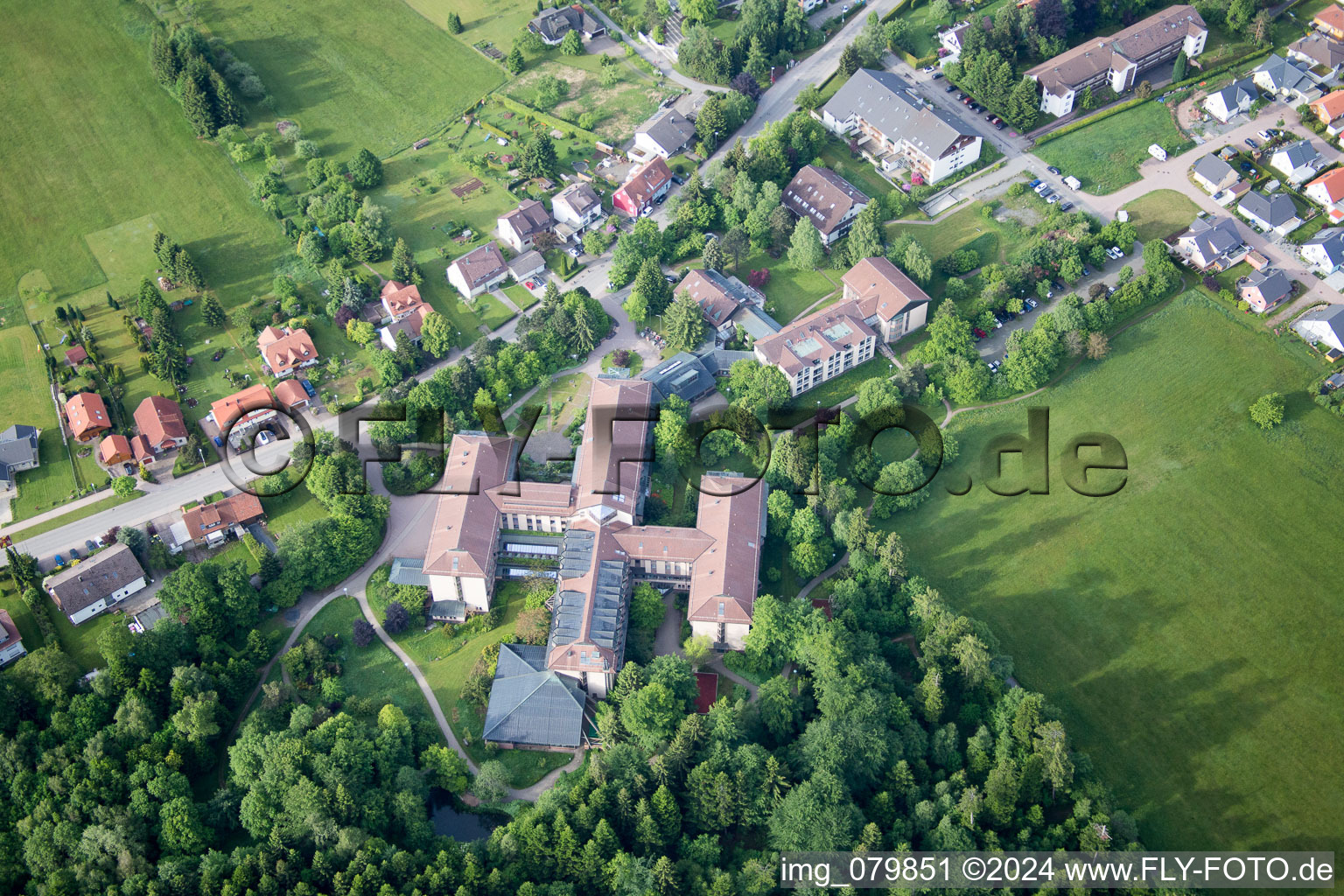 Vue aérienne de Site clinique du centre de rééducation de la clinique de rééducation ACURA Waldklinik Dobel dans la station climatique Dobel à Dobel dans le département Bade-Wurtemberg, Allemagne