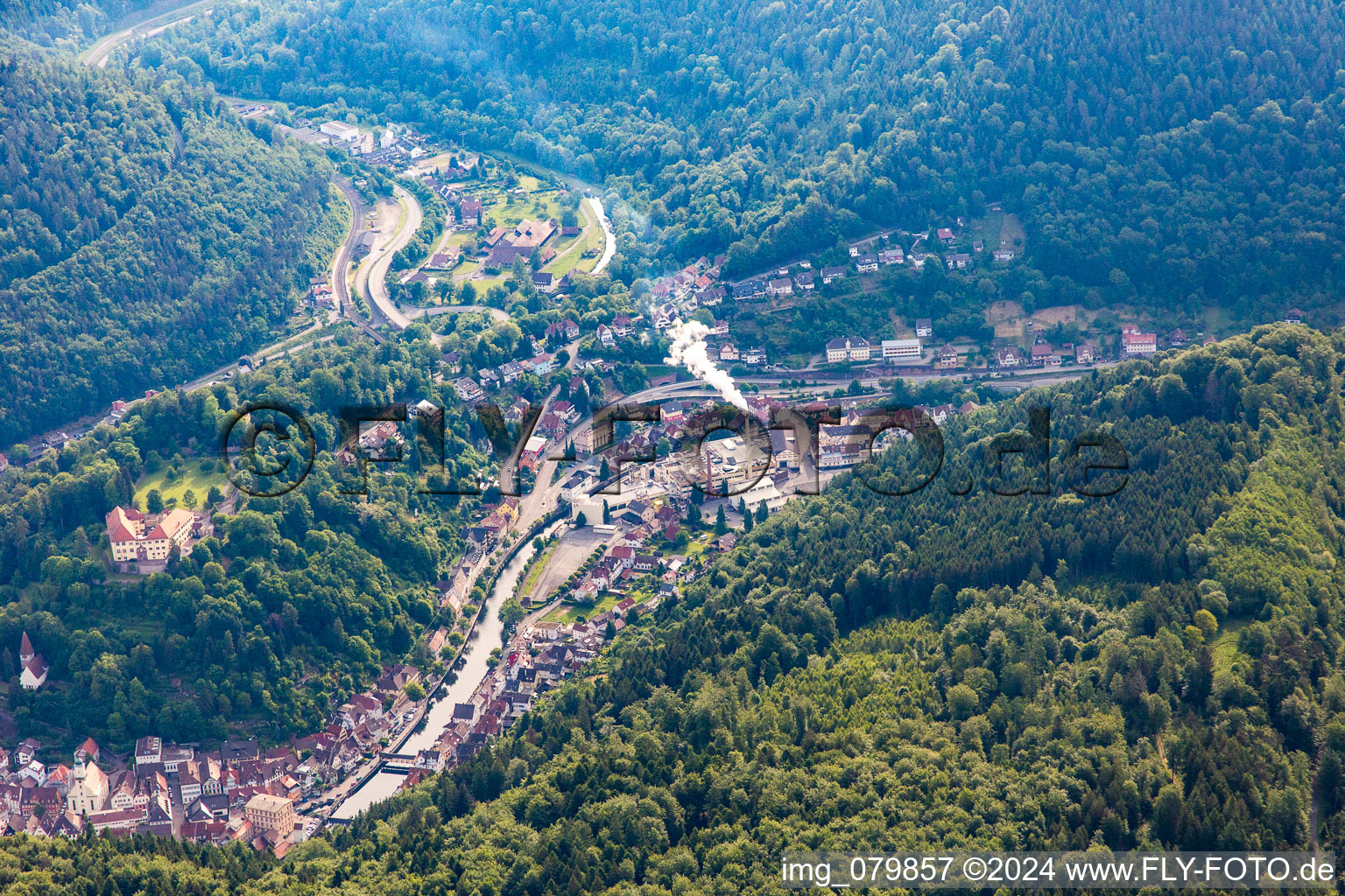 Vue aérienne de Usines de pectine Herbstreith & Fox GmbH & Co. KG dans l'Enztal à Neuenbürg dans le département Bade-Wurtemberg, Allemagne