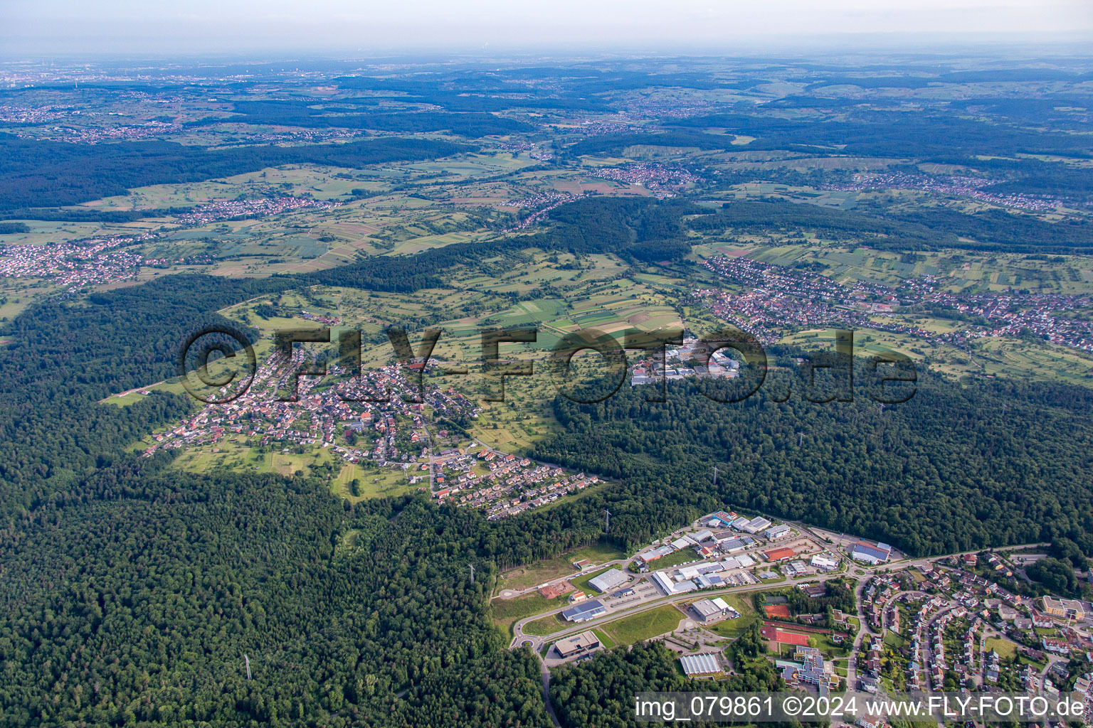 Vue aérienne de Quartier Arnbach in Neuenbürg dans le département Bade-Wurtemberg, Allemagne