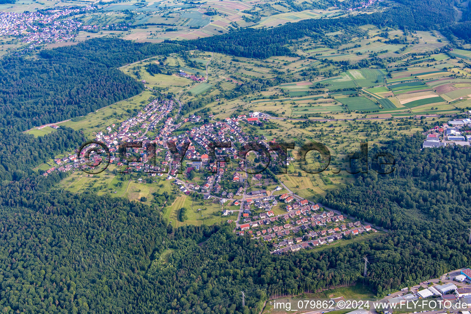 Vue aérienne de Quartier Arnbach in Neuenbürg dans le département Bade-Wurtemberg, Allemagne