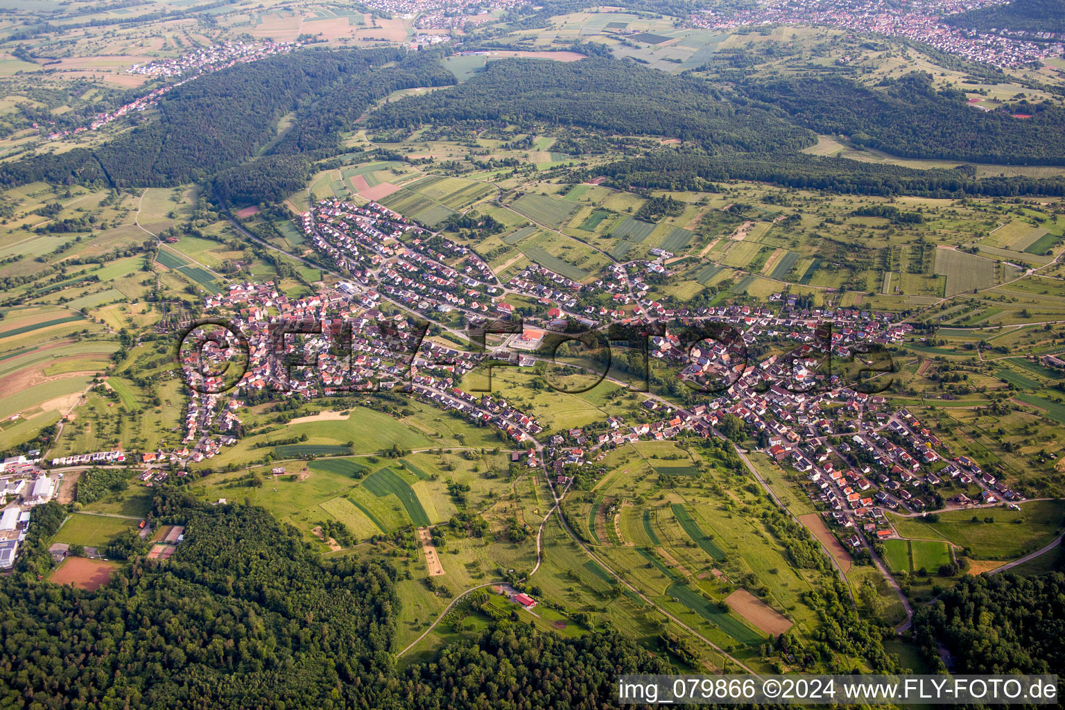 Vue aérienne de Du sud à le quartier Gräfenhausen in Birkenfeld dans le département Bade-Wurtemberg, Allemagne