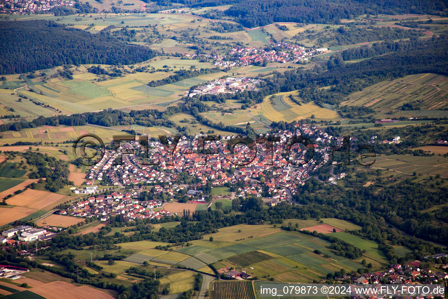 Vue aérienne de Du sud-est à le quartier Ellmendingen in Keltern dans le département Bade-Wurtemberg, Allemagne