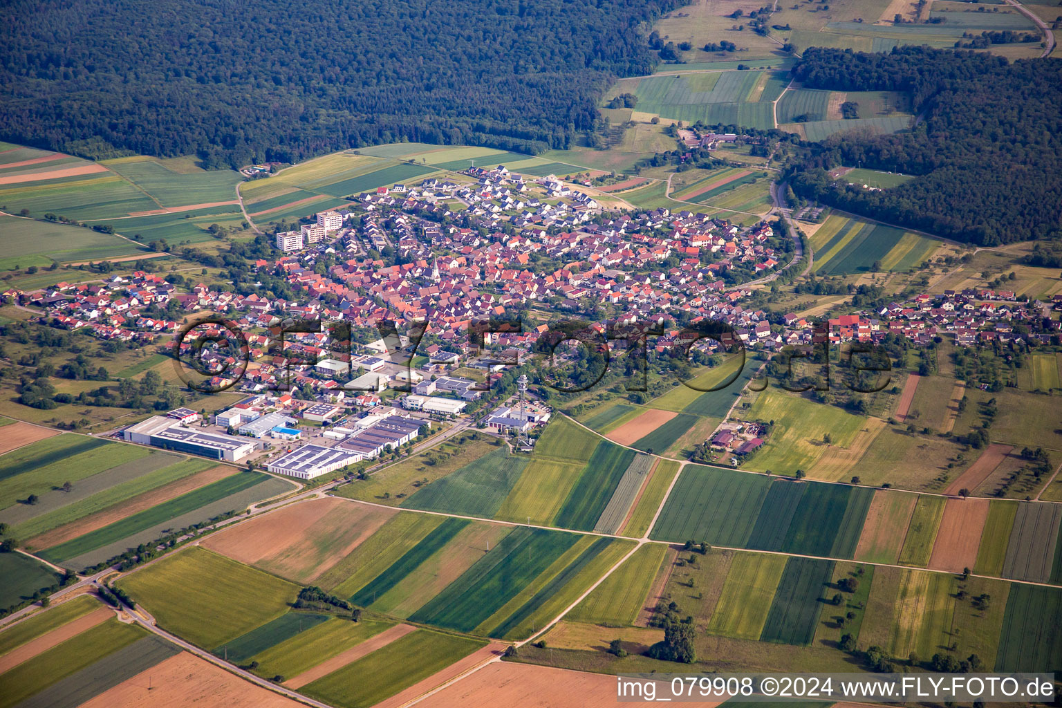 Vue aérienne de Vue sur le village à le quartier Göbrichen in Neulingen dans le département Bade-Wurtemberg, Allemagne