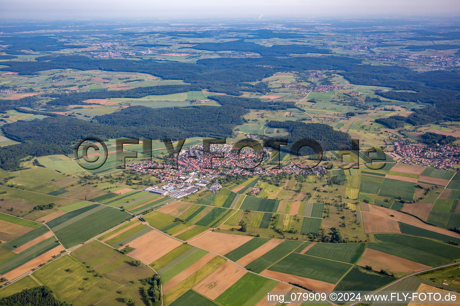 Vue aérienne de Vue sur le village à le quartier Göbrichen in Neulingen dans le département Bade-Wurtemberg, Allemagne