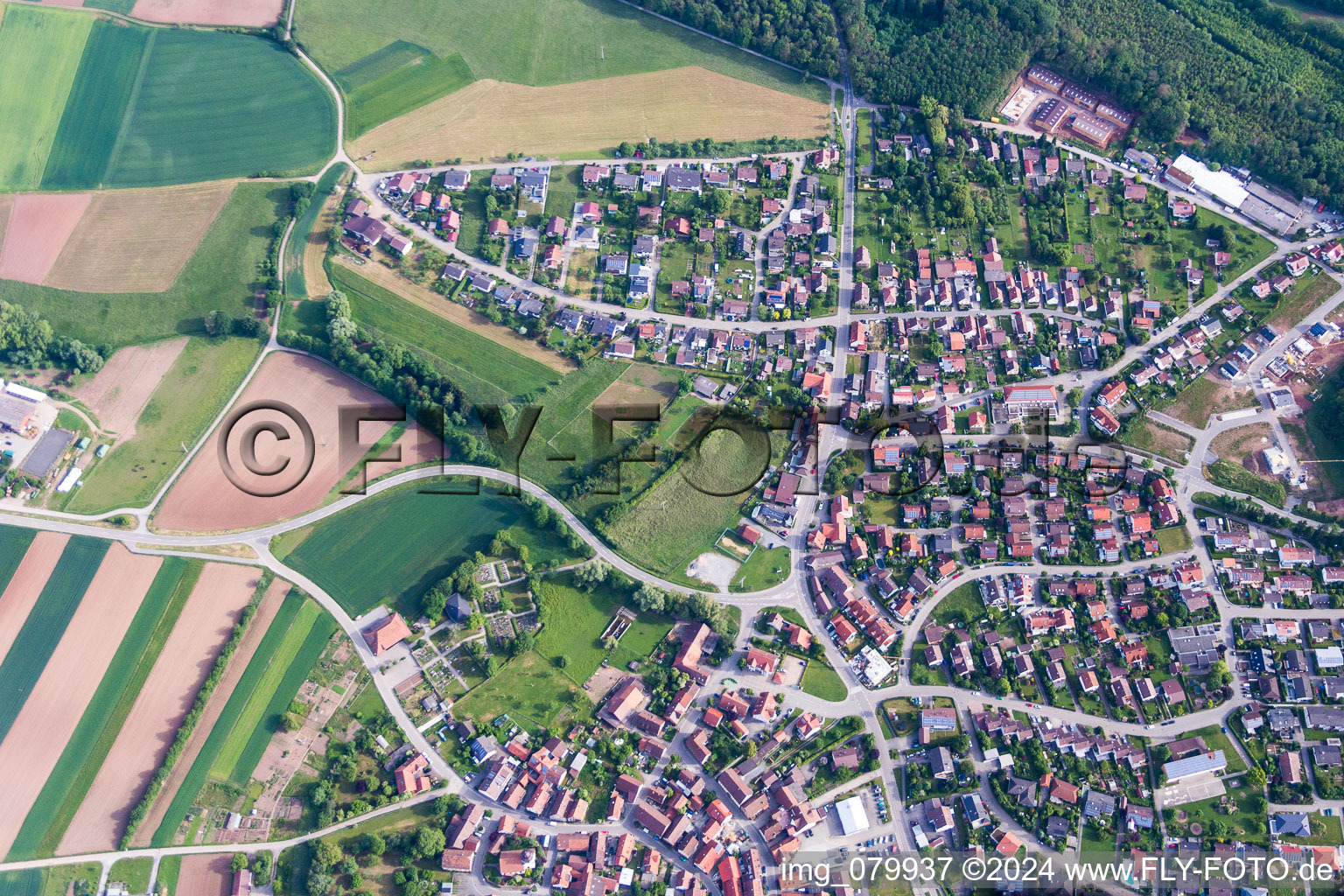 Vue aérienne de Champs agricoles et surfaces utilisables à le quartier Zaisersweiher in Maulbronn dans le département Bade-Wurtemberg, Allemagne