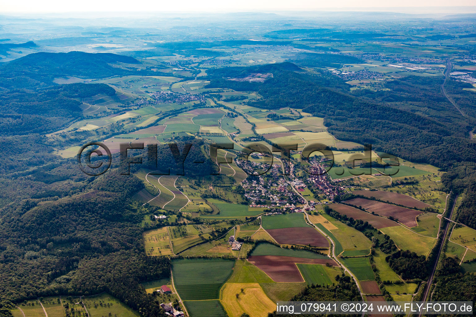 Vue aérienne de Du nord-est à le quartier Schützingen in Illingen dans le département Bade-Wurtemberg, Allemagne