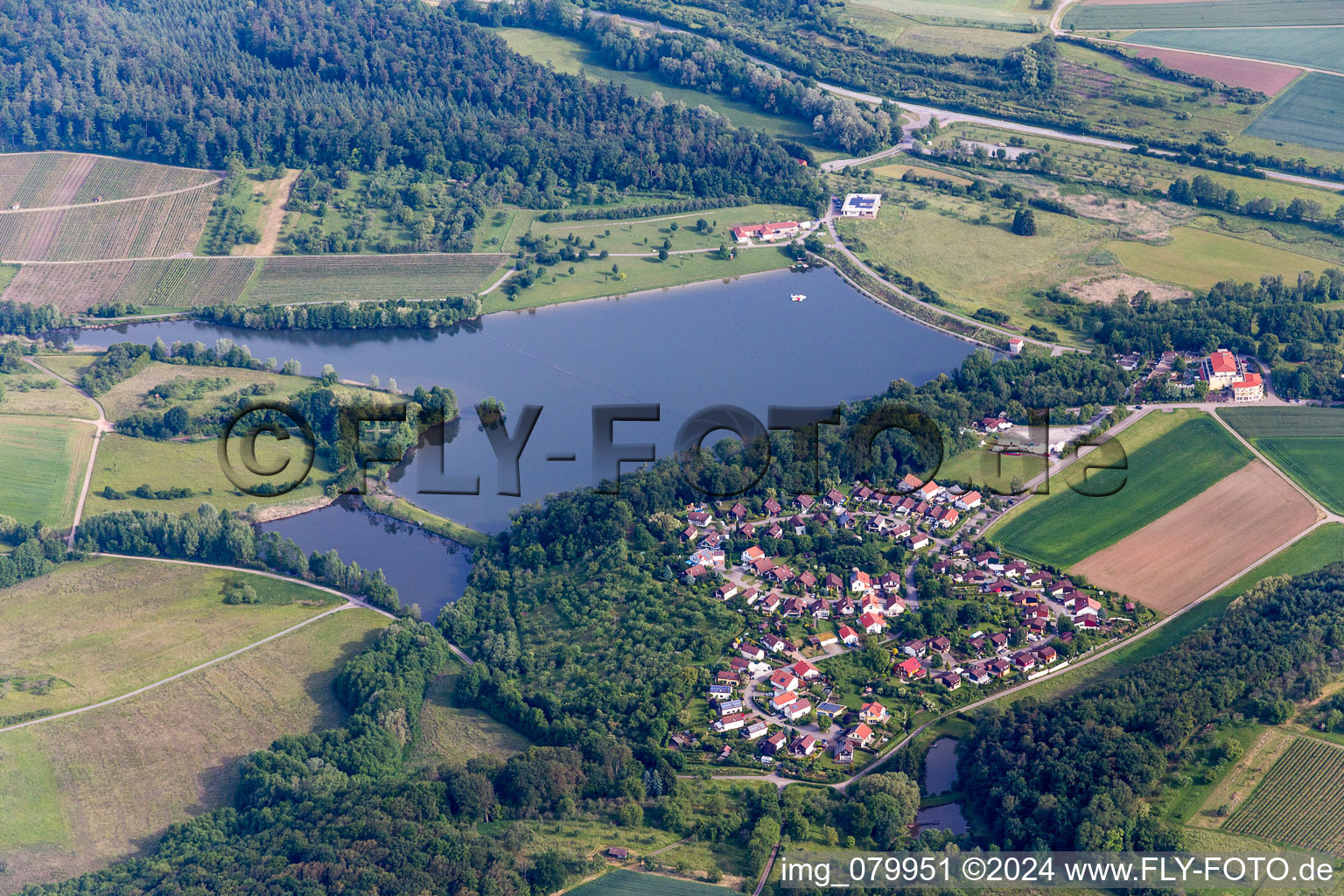 Vue aérienne de Réservoir Emetsklinge avec Hôtel & Restaurant Seegasthof Zaberfeld à Zaberfeld dans le département Bade-Wurtemberg, Allemagne