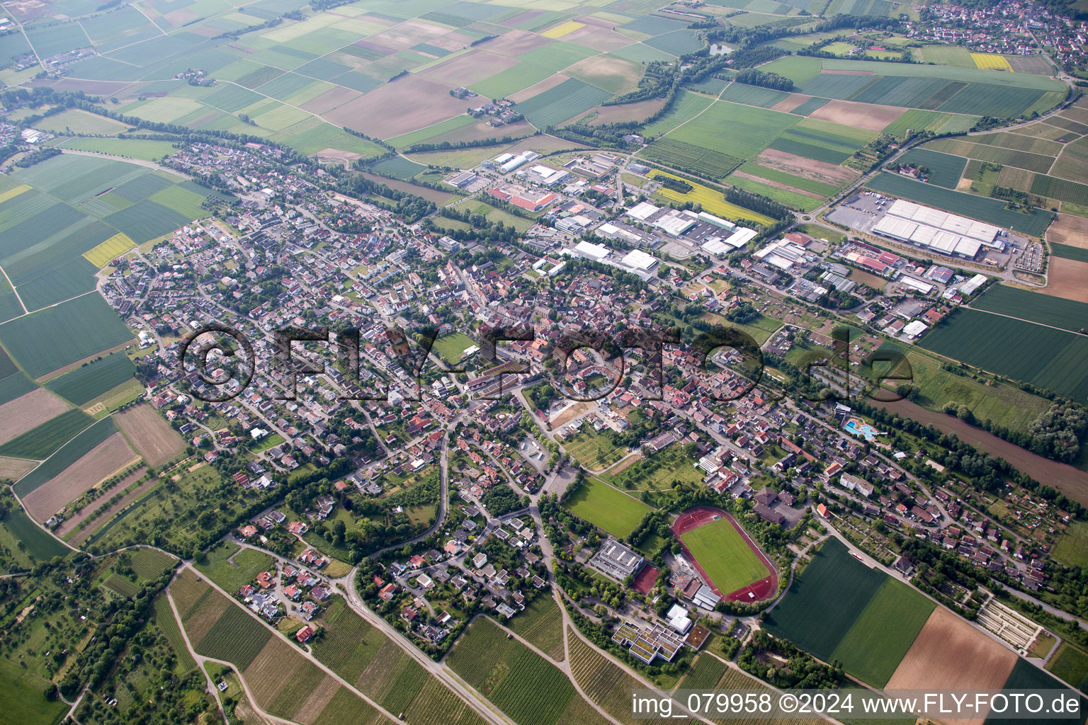 Vue aérienne de Vue des rues et des maisons des quartiers résidentiels à Güglingen dans le département Bade-Wurtemberg, Allemagne