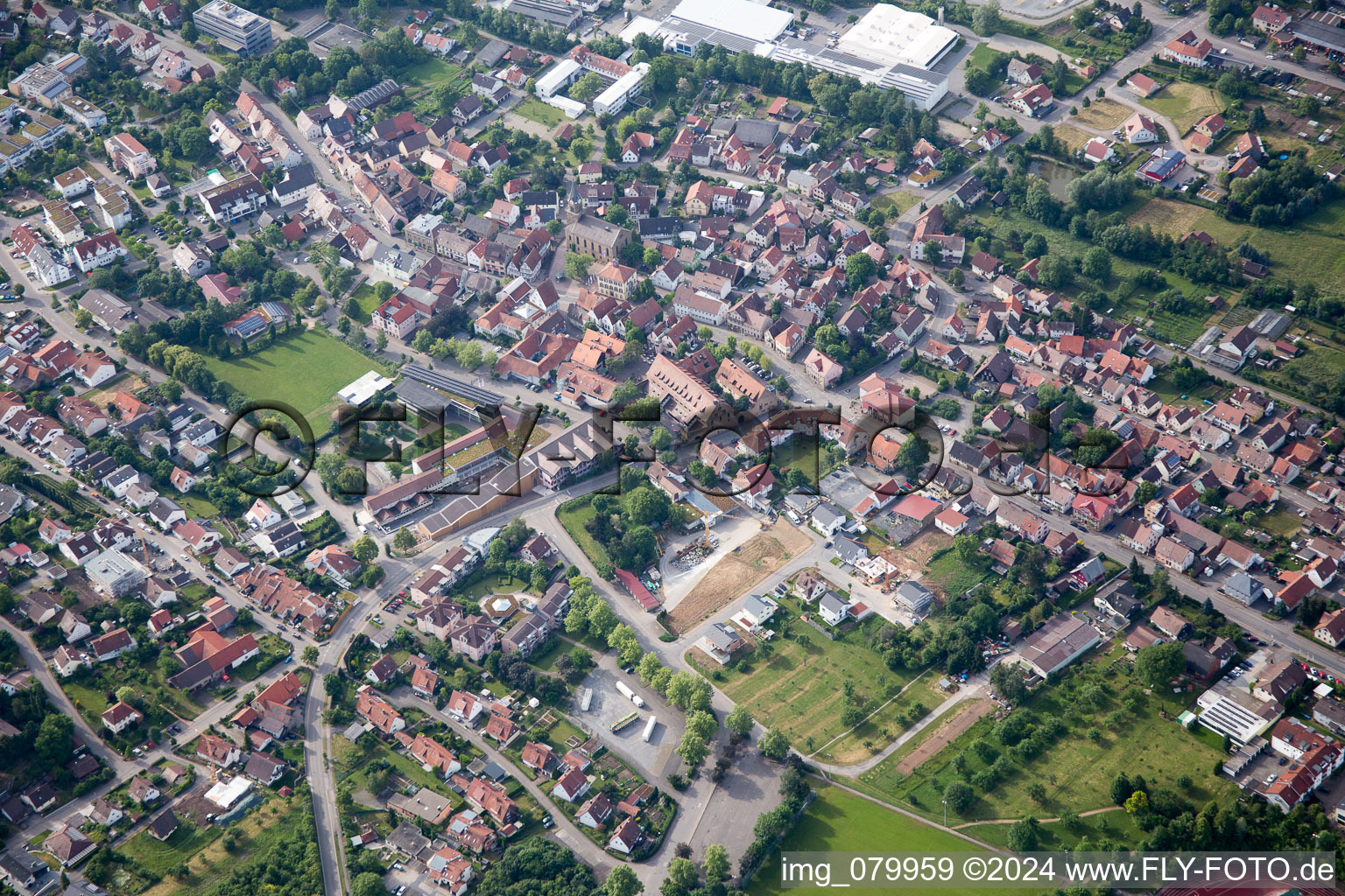 Vue aérienne de Vue des rues et des maisons des quartiers résidentiels à Güglingen dans le département Bade-Wurtemberg, Allemagne