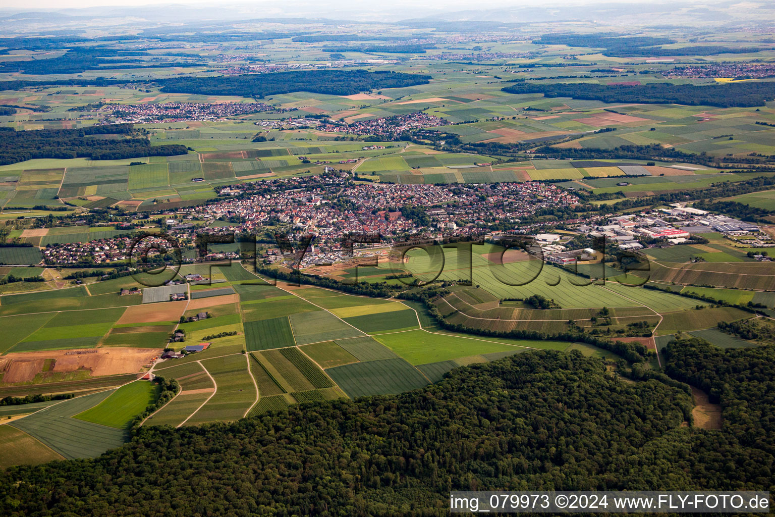 Vue aérienne de Vue des rues et des maisons des quartiers résidentiels à Schwaigern dans le département Bade-Wurtemberg, Allemagne