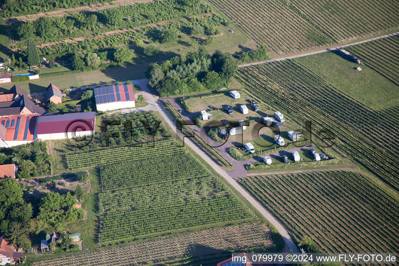 Vue aérienne de Place de parking camping-car à la ferme à Dierbach dans le département Rhénanie-Palatinat, Allemagne