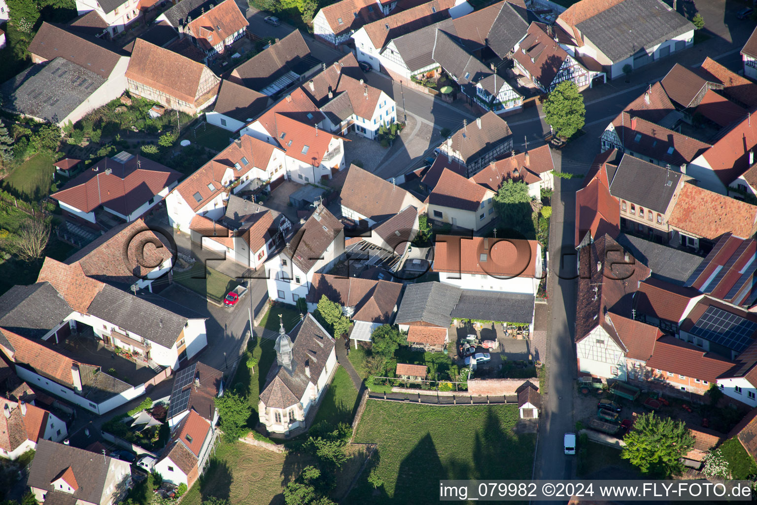 Vue aérienne de Bâtiment d'église au centre du village à Dierbach dans le département Rhénanie-Palatinat, Allemagne