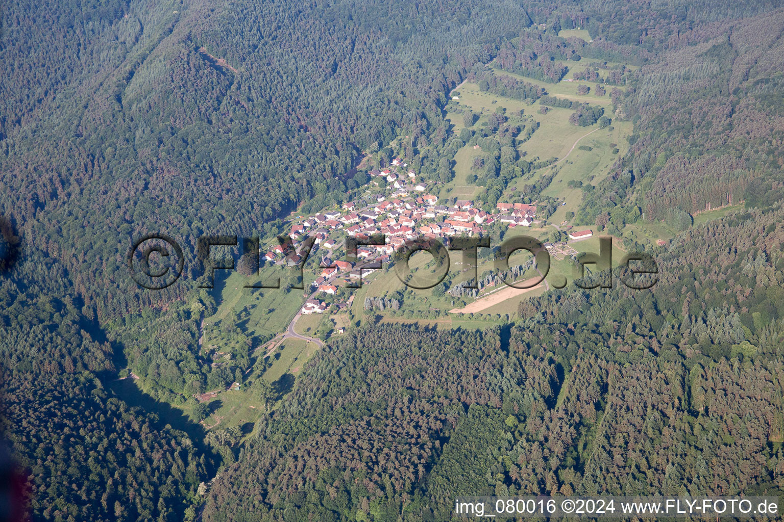 Vue aérienne de Vue des rues et des maisons des quartiers résidentiels à Böllenborn dans le département Rhénanie-Palatinat, Allemagne