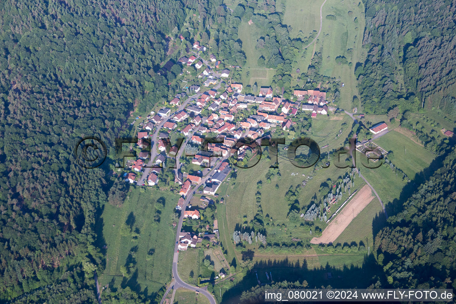 Vue aérienne de Vue des rues et des maisons des quartiers résidentiels à Böllenborn dans le département Rhénanie-Palatinat, Allemagne