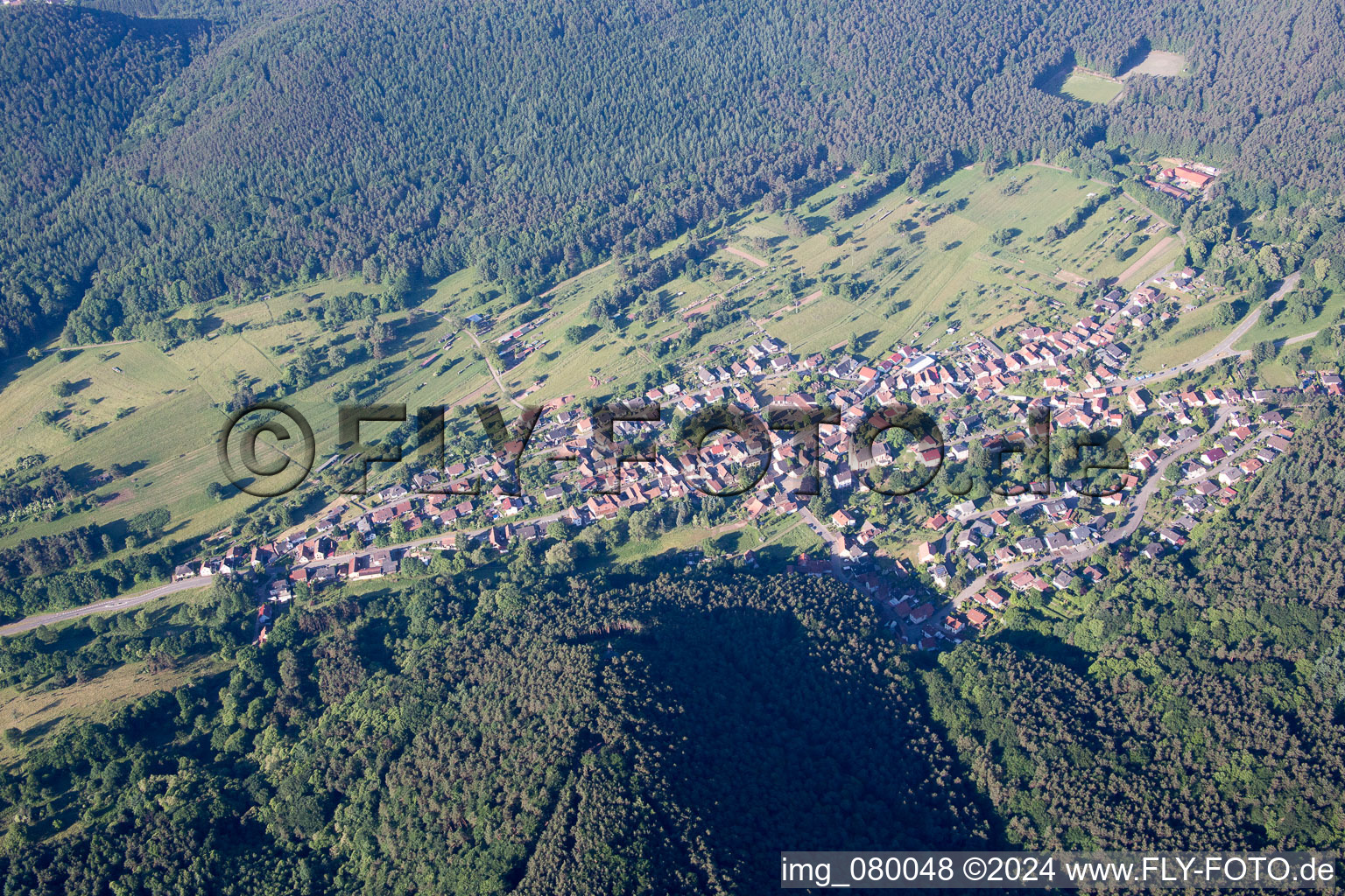 Vue aérienne de Vue des rues et des maisons des quartiers résidentiels à Birkenhördt dans le département Rhénanie-Palatinat, Allemagne