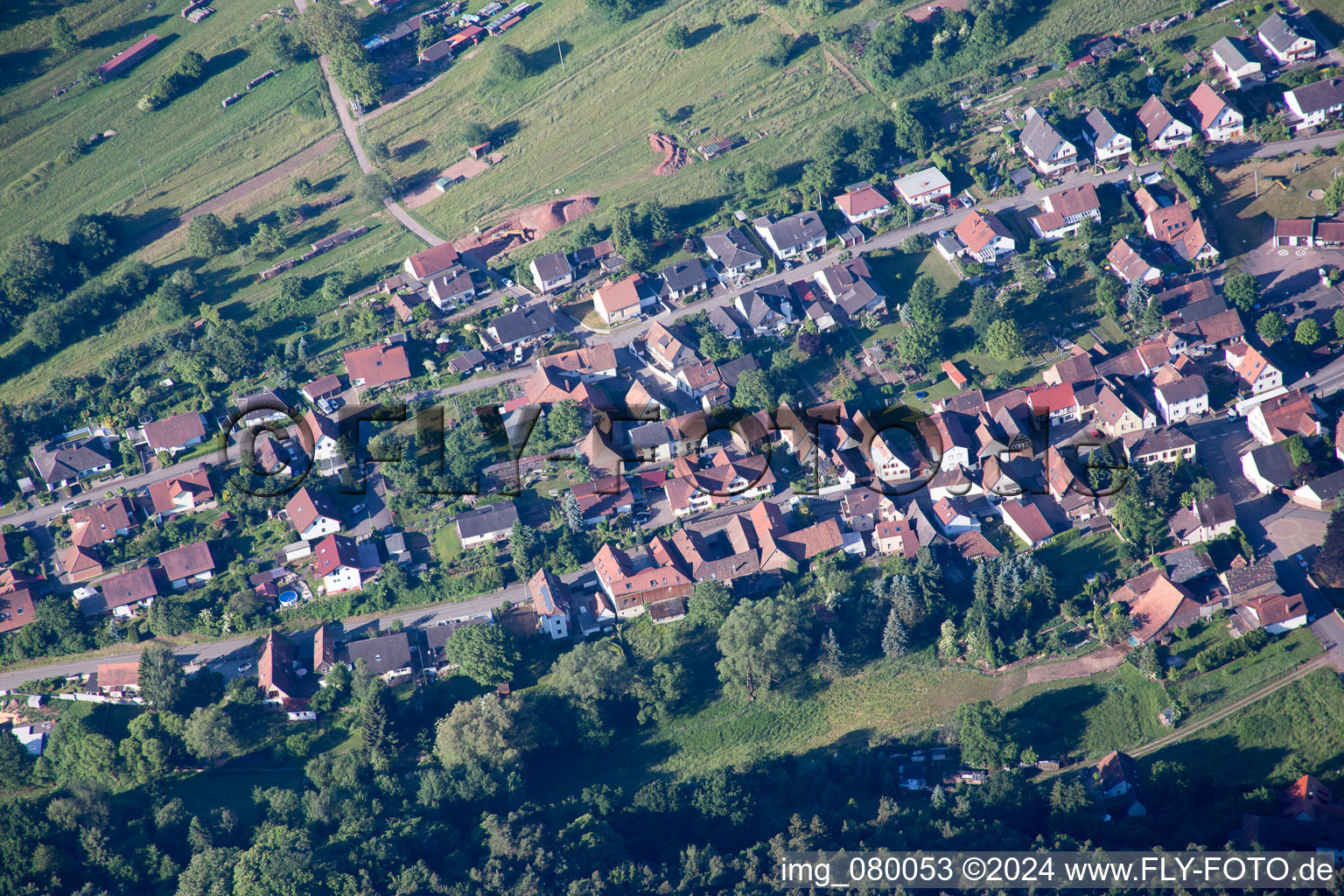 Vue d'oiseau de Birkenhördt dans le département Rhénanie-Palatinat, Allemagne