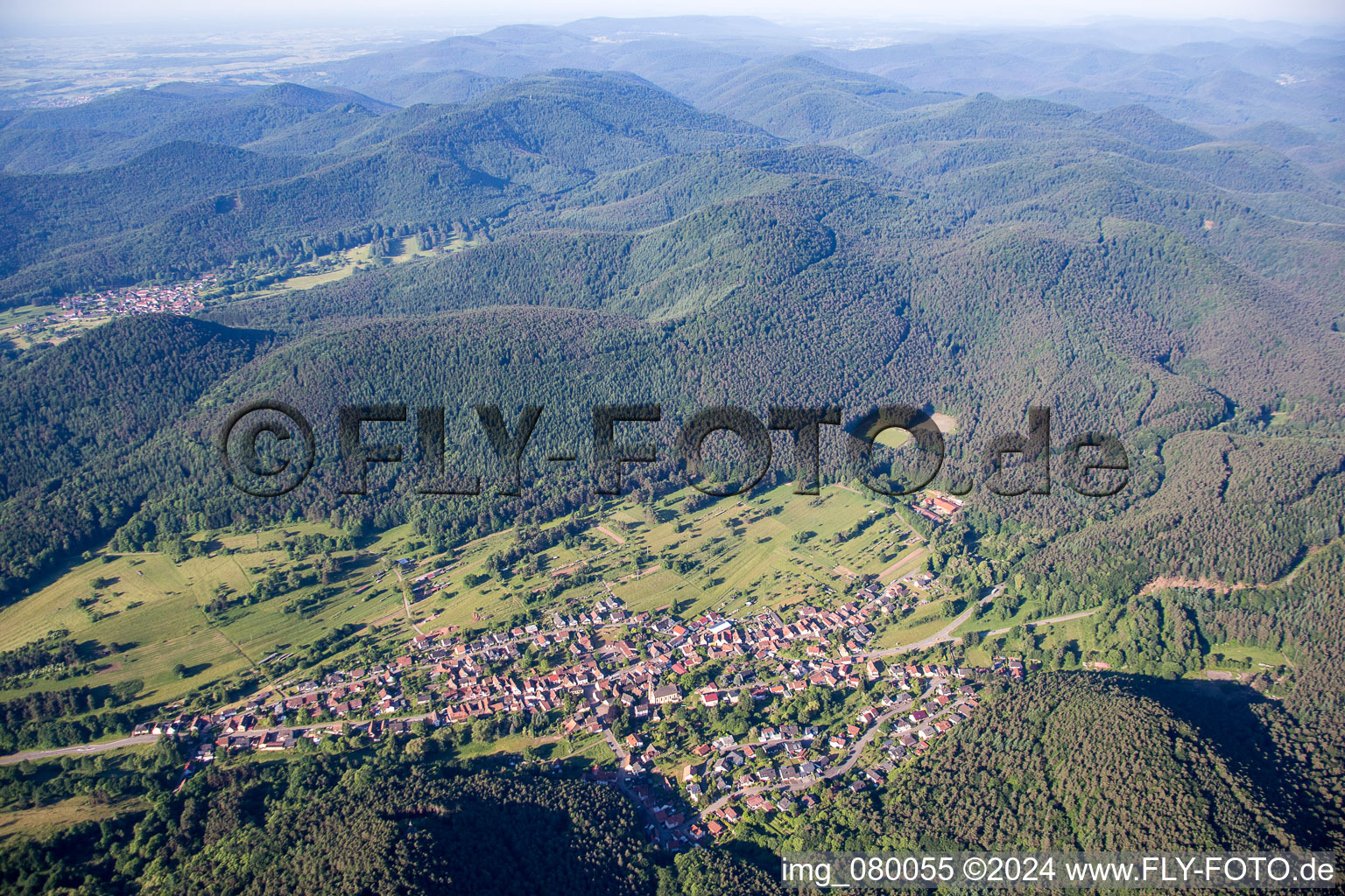 Vue aérienne de Vue des rues et des maisons des quartiers résidentiels à Birkenhördt dans le département Rhénanie-Palatinat, Allemagne